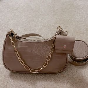 Can use a crossbody, or adjusted to a shoulder bag. Coins purse & AirPod holder